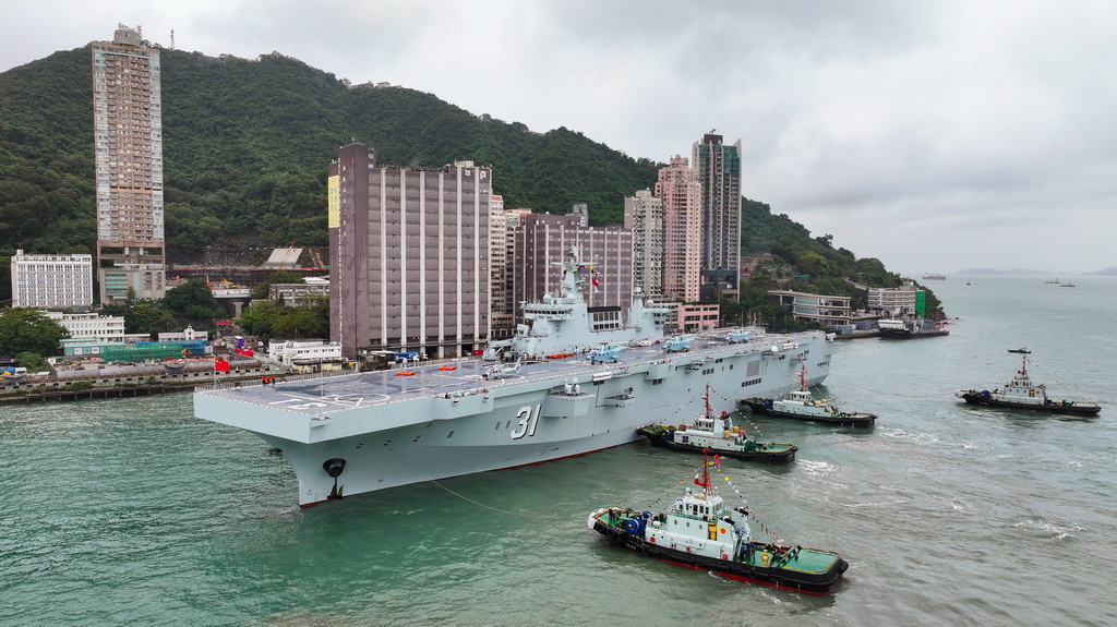 11月21日，海军海南舰在香港招商局码头顺利靠泊。新华社发（刘基 摄）