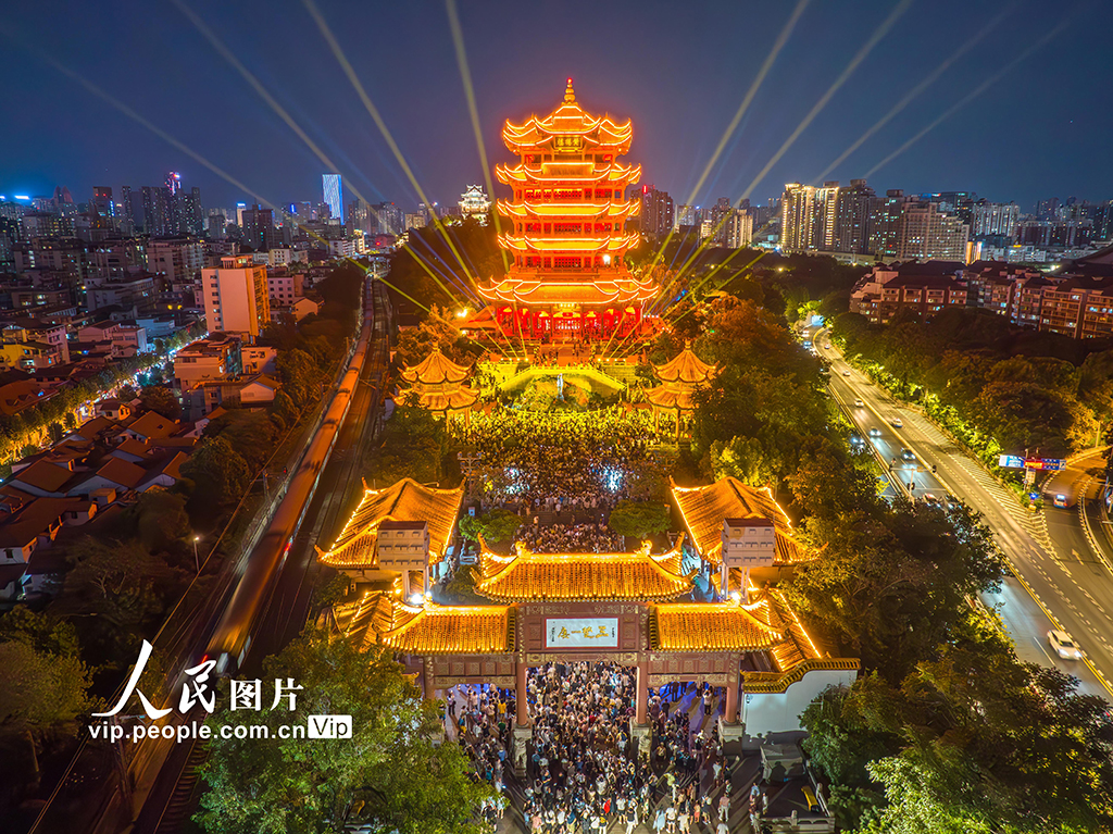 湖北武汉：黄鹤楼人气旺